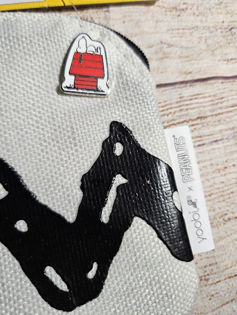 Peanuts snoopy pencil case with pin